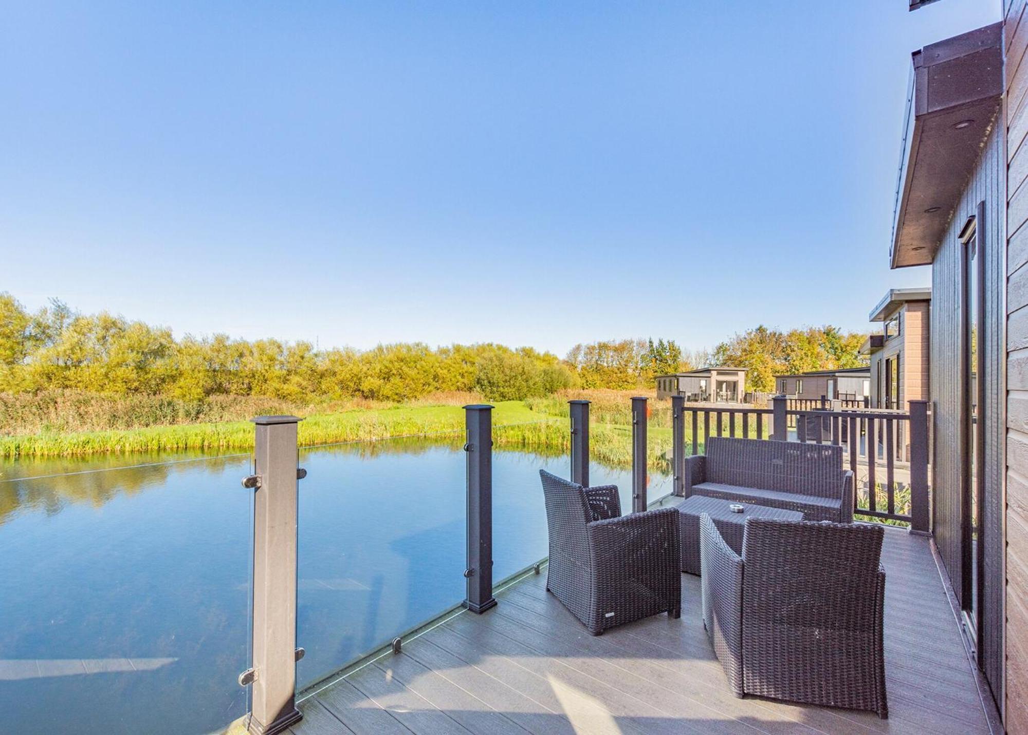 Waterside Hambleton Lakeside Lodges Poulton-le-Fylde Rum bild